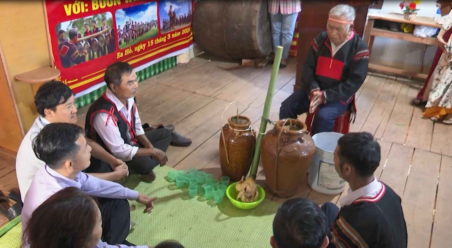 Người có uy tín ở địa phương đóng vai trò nòng cốt trong phổ biến, tuyên truyền chính sách, pháp luật. Ảnh: Bảo Trung