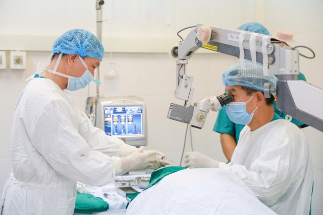 Military Hospital 175 provides free eye examinations for families of cadres, civil servants, and soldiers in Binh Phuoc province. Photo: DINH CHENH