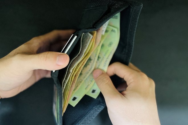 Young couples should have a specific financial management plan to avoid shortages in spending in the family. Photo: Duc Manh