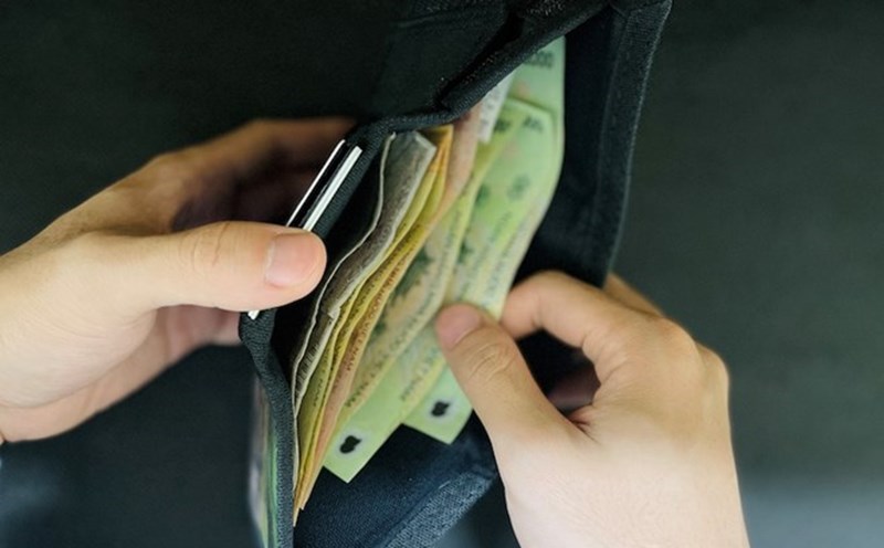 Young couples should have a specific financial management plan to avoid shortages in spending in the family. Photo: Duc Manh