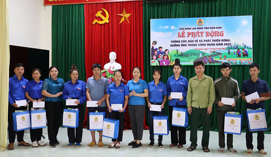 Lãnh đạo LĐLĐ tỉnh và Lãnh đạo huyện Tuần Giáo trao quà cho đoàn viên có hoàn cảnh khó khăn. Ảnh: Trần Nga