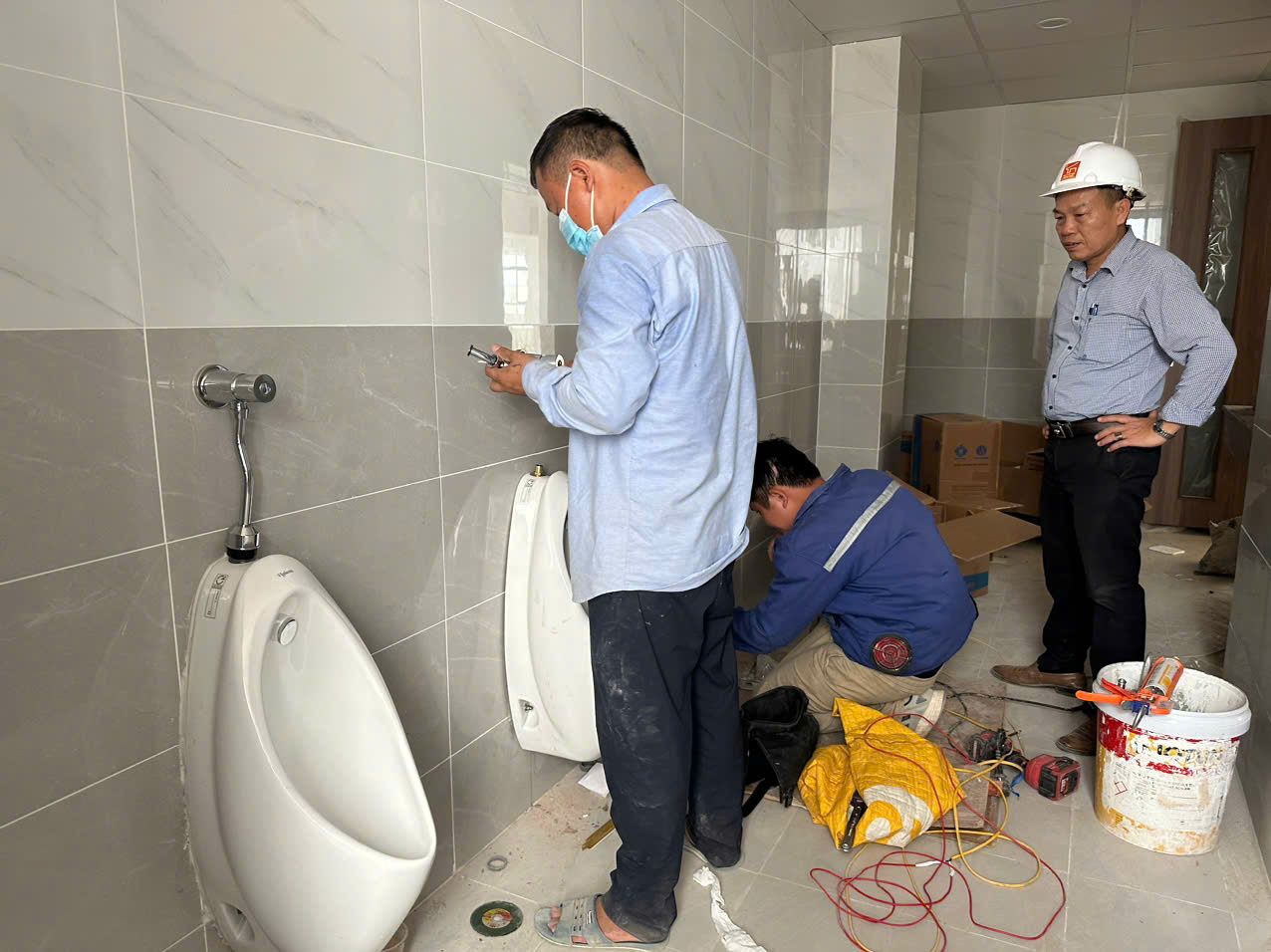 Don vi thi cong dang tien hanh lap dat he thong ve sinh tai cac toa nha Giang duong A Va B. Anh: Nguyen Truong