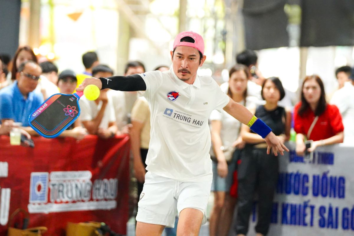 Dien vien Huy Khanh thi dau no luc, tham chi doat giai tai giai dau Pickleball YBA HCM 2025. Anh: Phong Le