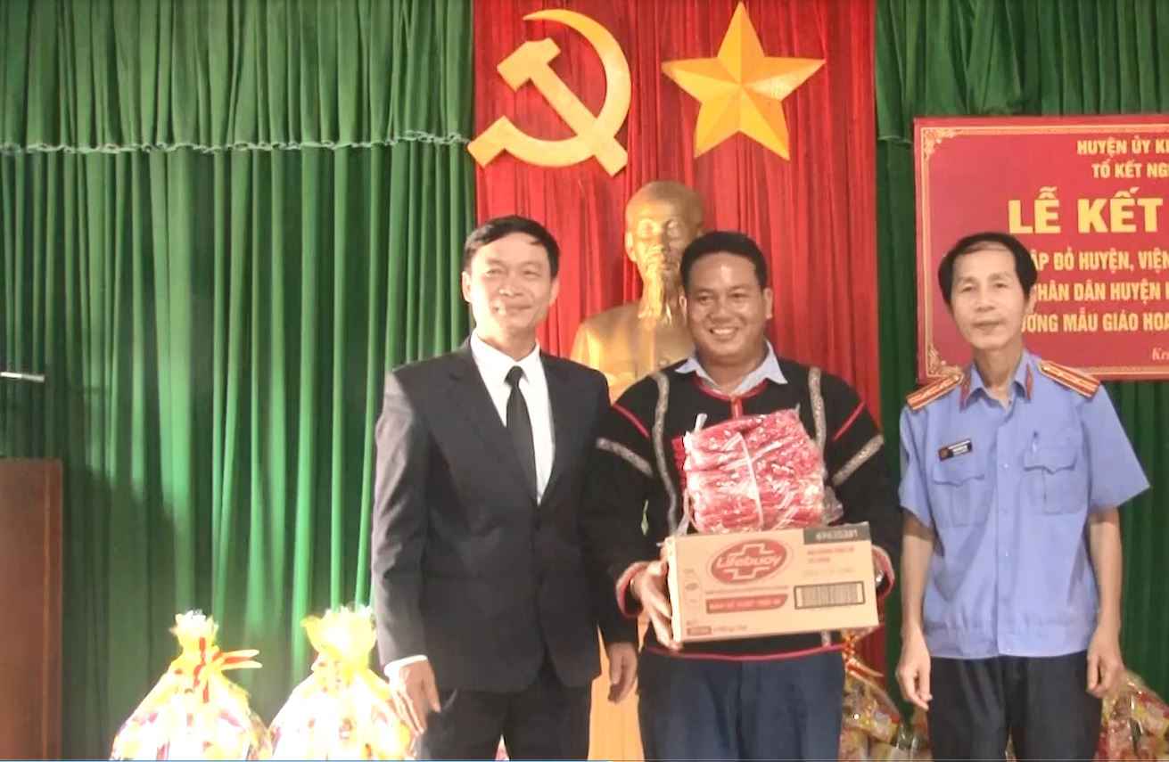 Los dignatarios del distrito de Krong Nang, provincia de Da Nang, tienen un papel muy importante en la localidad. Imagen de la pagina web de la Universidad de Hong Kong