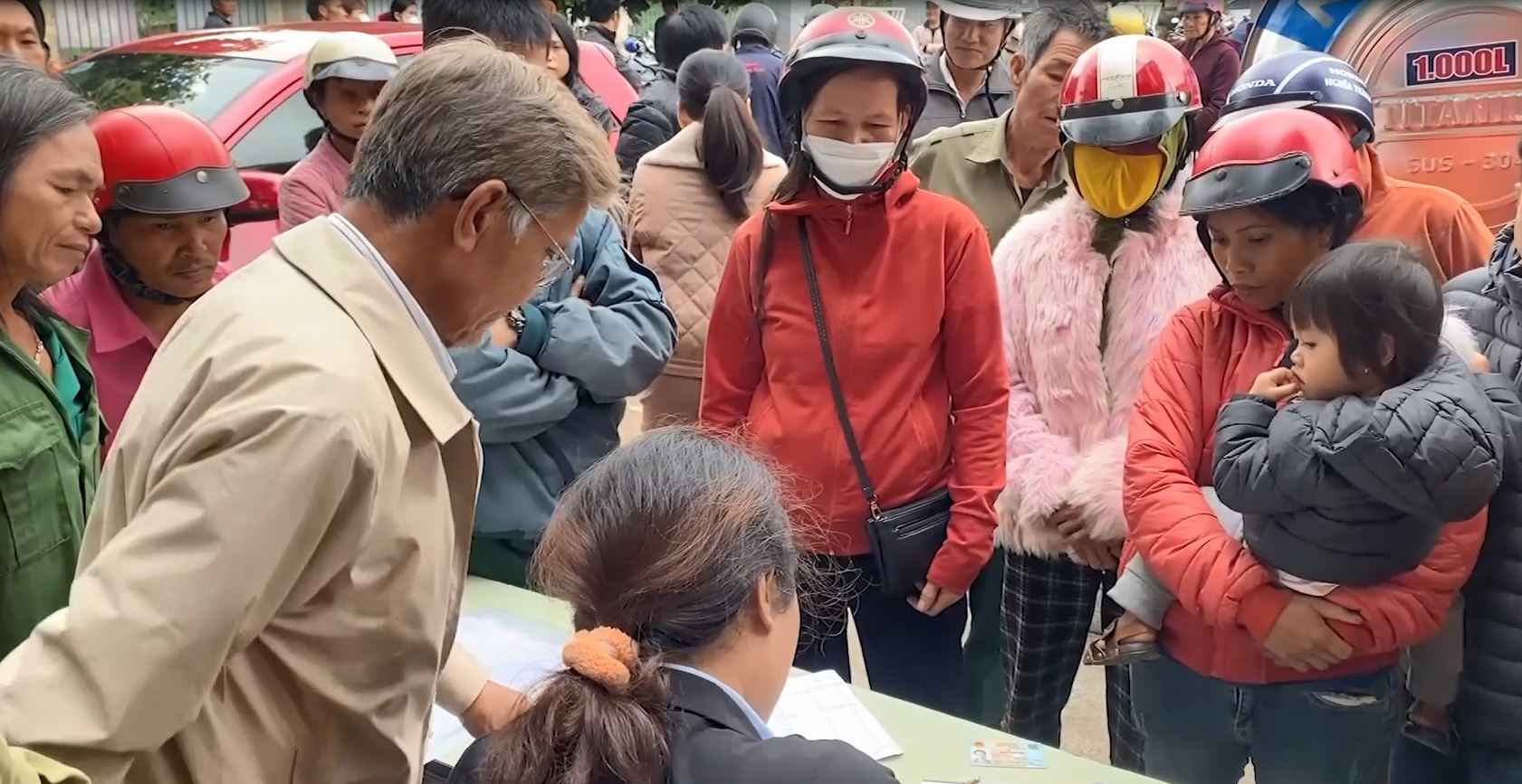 Nguoi dan toc thieu so o huyen Krong Nang duoc ho tro lam can cuoc cong dan. Anh: Bao Trung