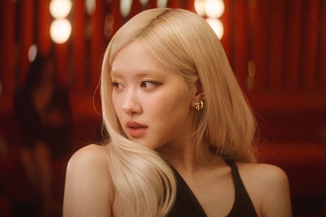 Rose gan nhu khong de minh vuong vao nhung tranh cai ve trang phuc ngan, ho qua da nhu Lisa, Jennie. Anh: MV Messy