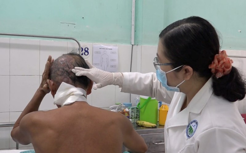 Many elderly people are hospitalized with serious skin infections, pain, and high fever. Photo: Provided by the hospital