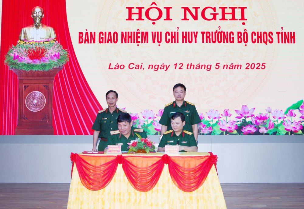Ky ban giao, nhan nhiem vu giua cac si quan quan doi. Anh: Laocai.gov.vn