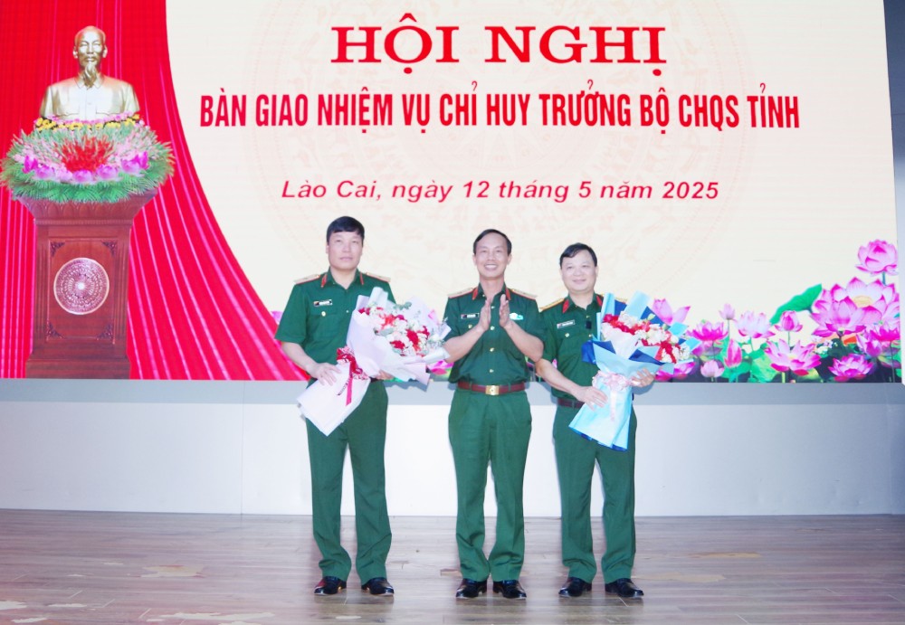 Major General Tran Van Bac - Deputy Secretary of the Party Committee, Commander of Military Region 2 presented flowers to congratulate Major General Pham Hung Hung and Colonel Dang Xuan Thanh. Photo: Laocai.gov.vn