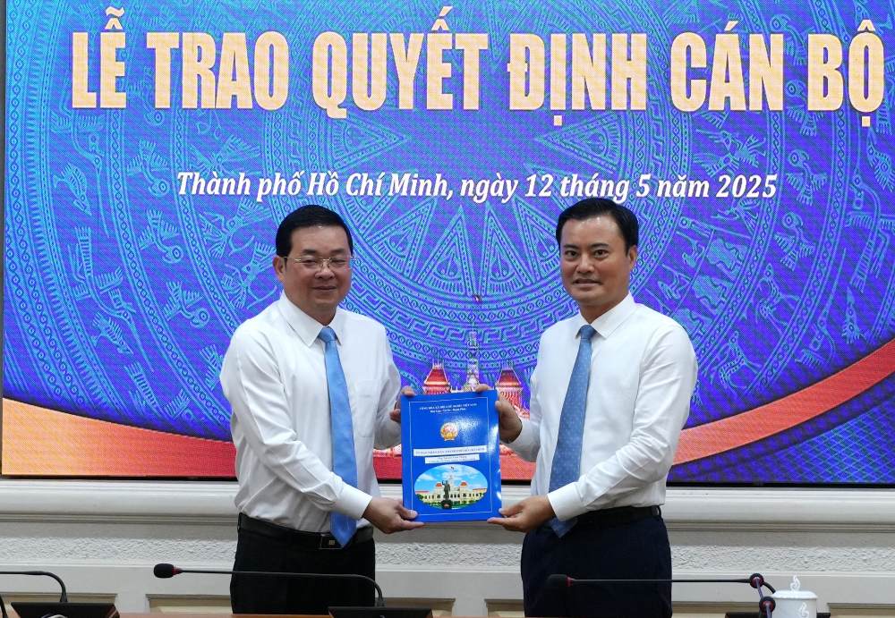 Pho Chu tich UBND TPHCM Bui Xuan Cuong trao quyet dinh bo nhiem ong Nguyen Toan Thang giu chuc vu Giam doc So Nong nghiep va Moi truong. Anh: Cong TTDT TPHCM