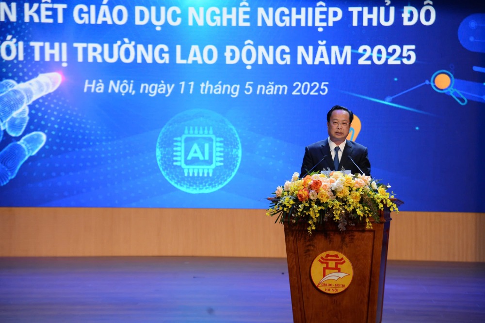 Giám đốc Sở Giáo dục và Đào tạo Hà Nội Trần Thế Cương phát biểu tại phiên giao dịch việc làm ngày 11.5. Ảnh: Quỳnh Chi