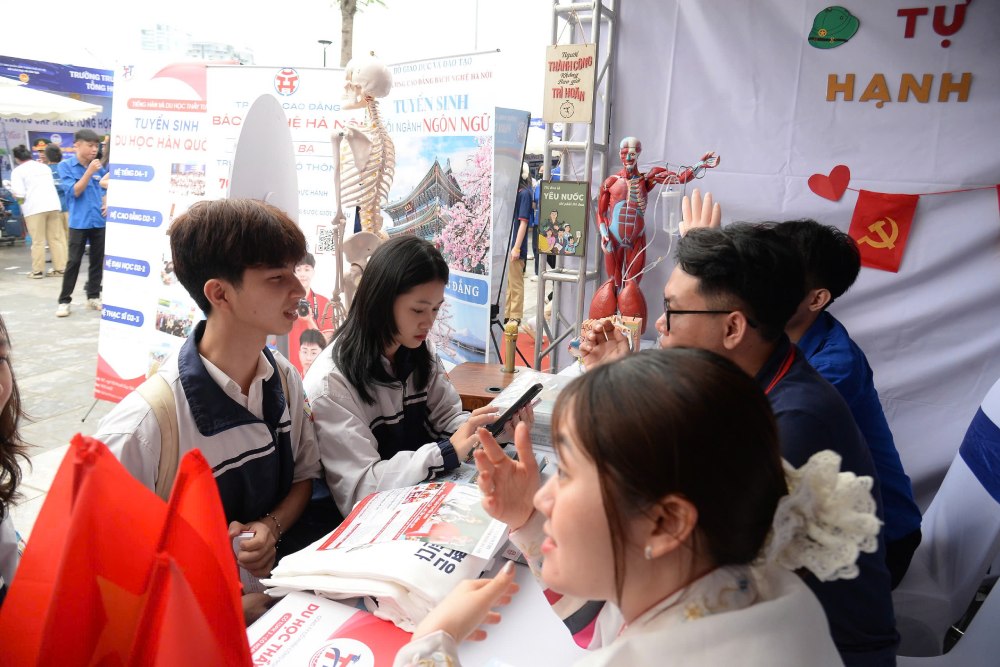 Miles de estudiantes, estudiantes y trabajadores participaron en la sesion de trabajo en 11.5. Foto: Quynh Chi