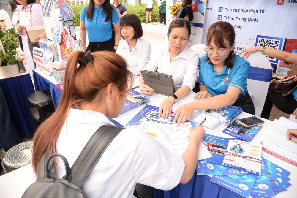 Hàng nghìn học sinh, sinh viên, lao động tham gia phiên giao dịch việc làm ngày 11.5. Ảnh: Quỳnh Chi