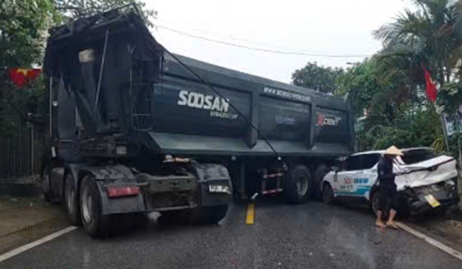 La escena del accidente hizo que la carretera de Ho Chi Minh a traves de la comuna de Son Trung estuviera bloqueada localmente. Imagen de la ciudad de Chongqing.