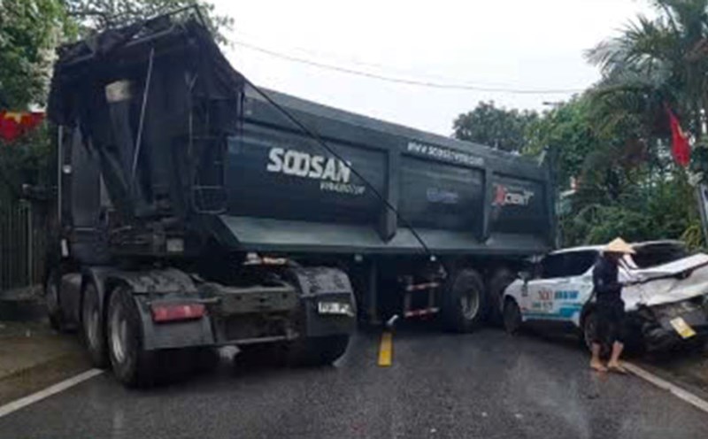 The scene of the accident caused a local blockage of the Ho Chi Minh road through Son Trung commune. Photo: Trung Son.
