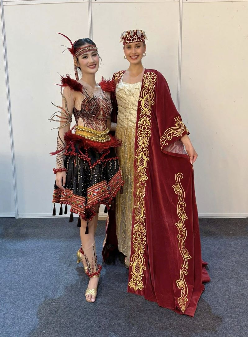 Y Nhi (trai) chup anh cung thi sinh tham gia cuoc thi. Anh: Nhan vat cung cap