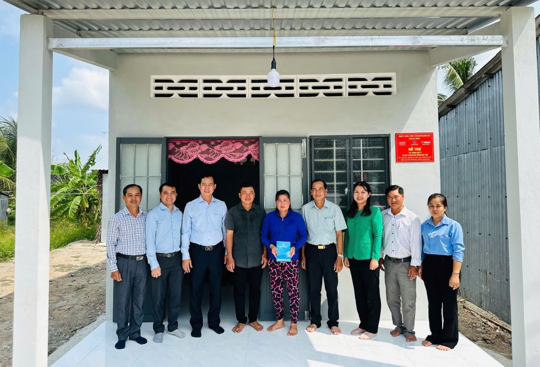Lanh dao Huyen uy My Tu (tinh Soc Trang) trao nha cho ho dan kho khan ve nha o tren dia ban. Anh: Quang Thuan