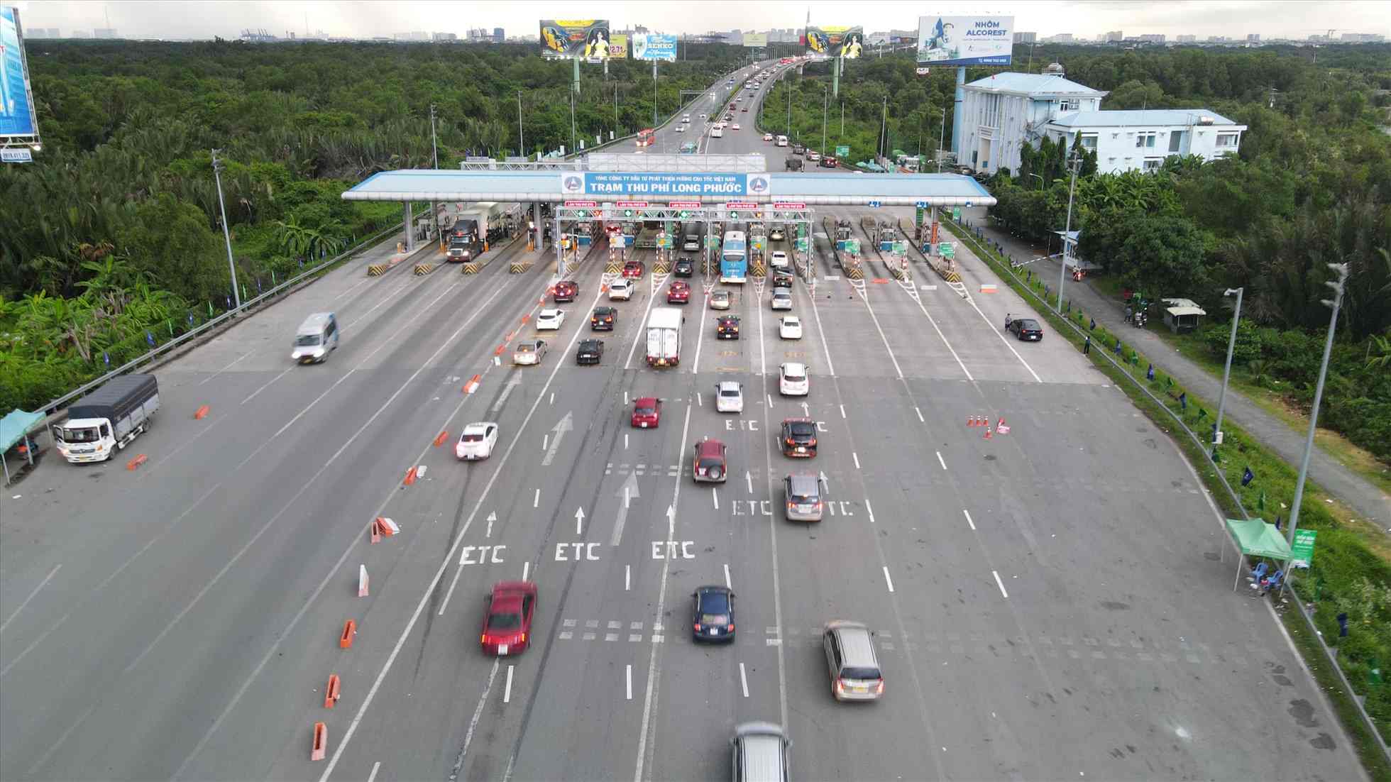Xe qua tram thu phi Long Phuoc tren cao toc. Anh: Anh Tu