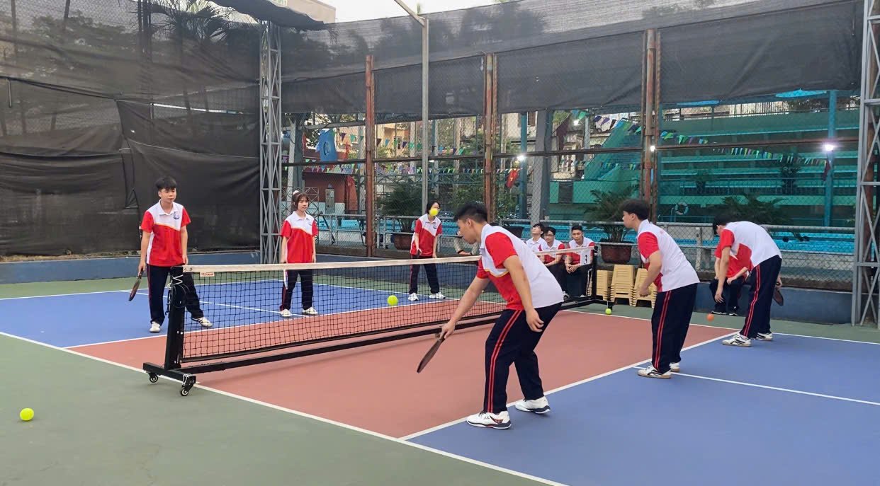 El pickleball es el deporte favorito de los jovenes. Imagen de la pelicula