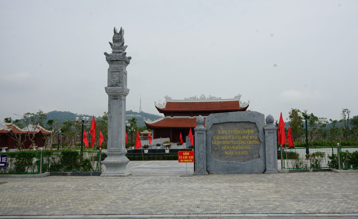 Khu tưởng niệm được đầu tư hơn 125 tỉ đồng, tưởng nhớ các giáo viên, học sinh hy sinh khi đắp đê sông Mã. Ảnh: Quách Du