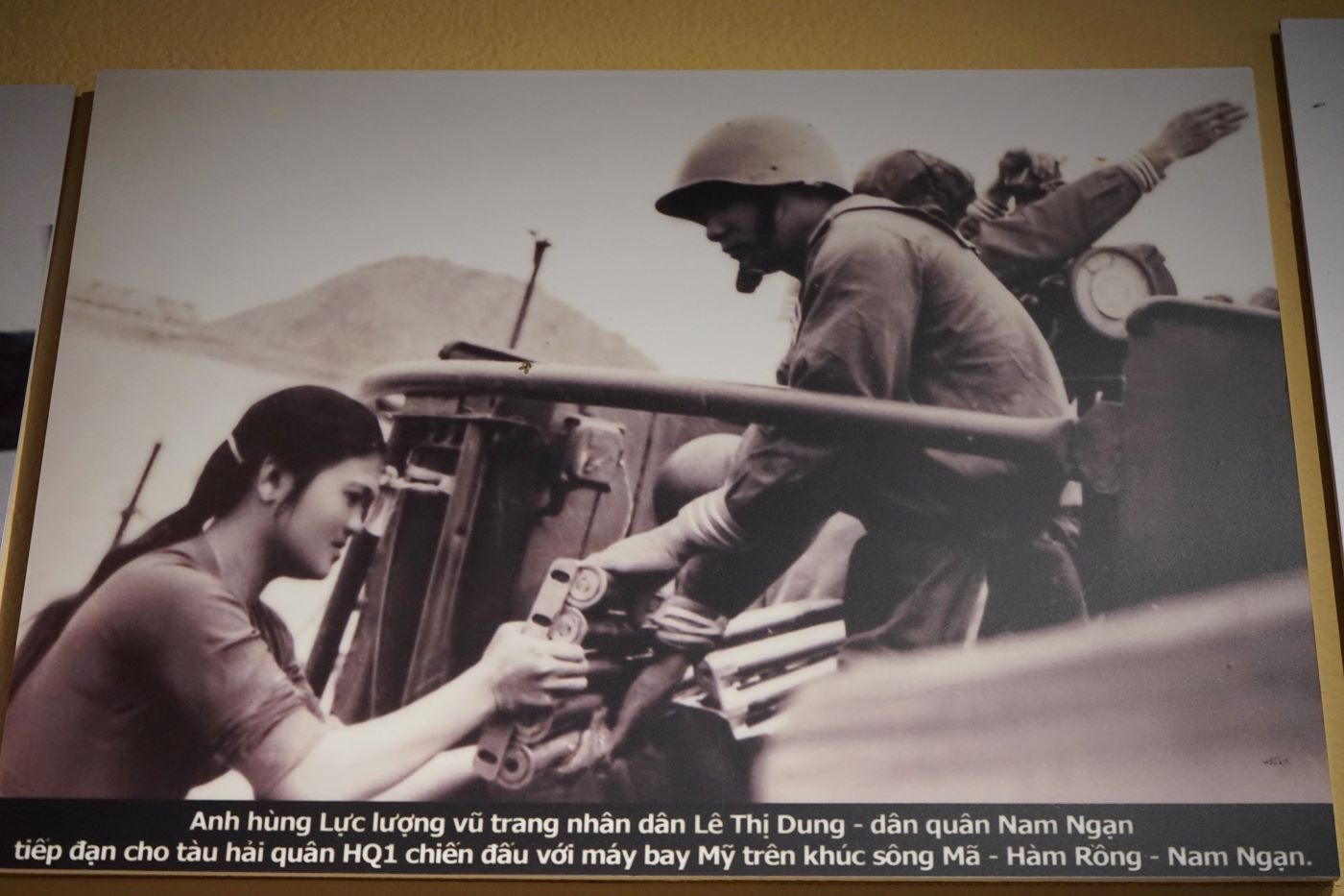 Anh hùng lực lượng vũ trang Nhân dân Lê Thị Dung tiếp đạn cho tàu hải quân HQ1 chiến đấu với máy bay trên khúc sông Mã - Hàm Rồng. Ảnh: Quách Du