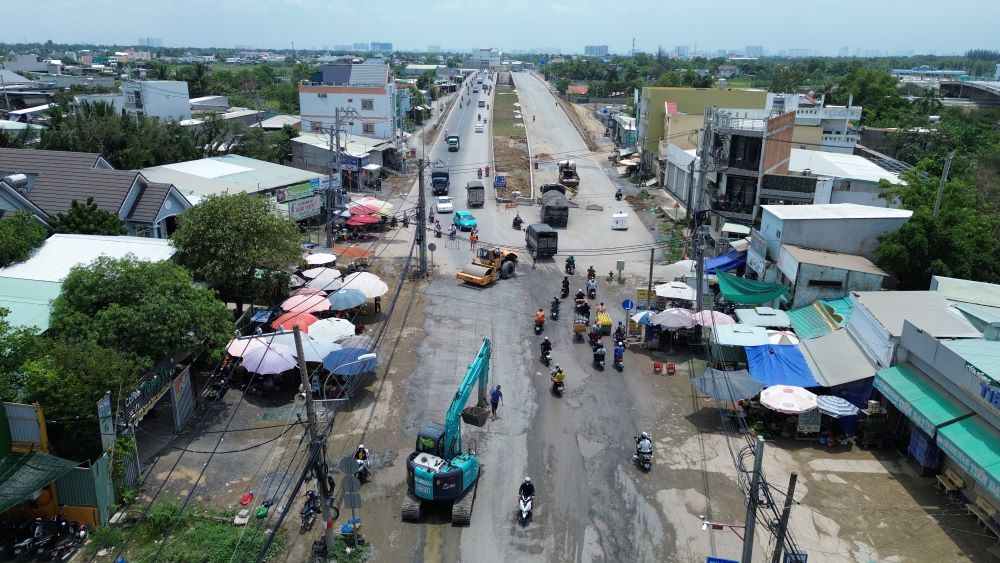Trên công trường, các công nhân đang tất bật thi công trình. Ảnh: Anh Tú
