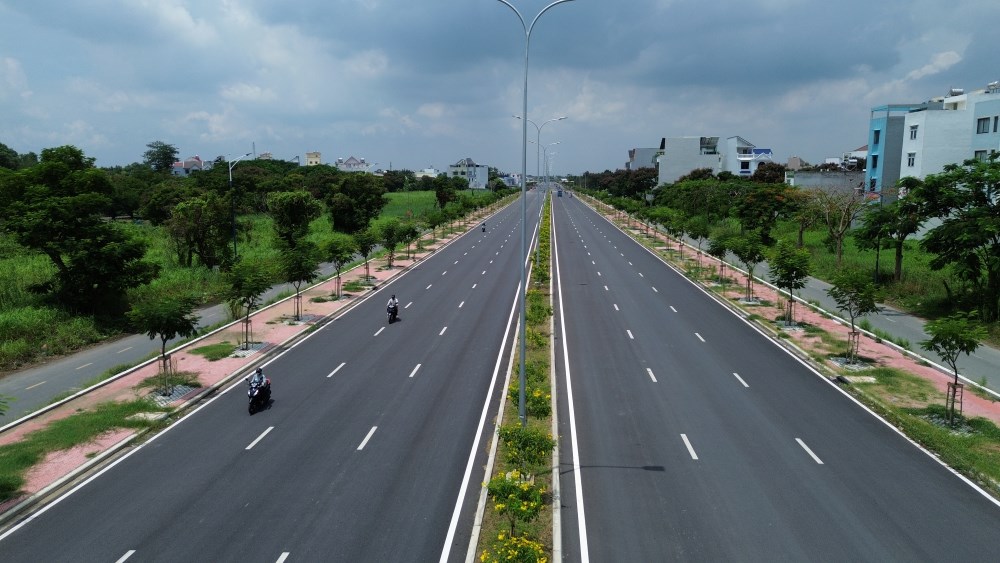 Một đoạn đường song hành Quốc lộ 50, huyện Bình Chánh, TPHCM từ nút giao Trịnh Quang Nghị đến điểm nhập vào Quốc lộ 50 đã thông xe. Ảnh: Anh Tú
