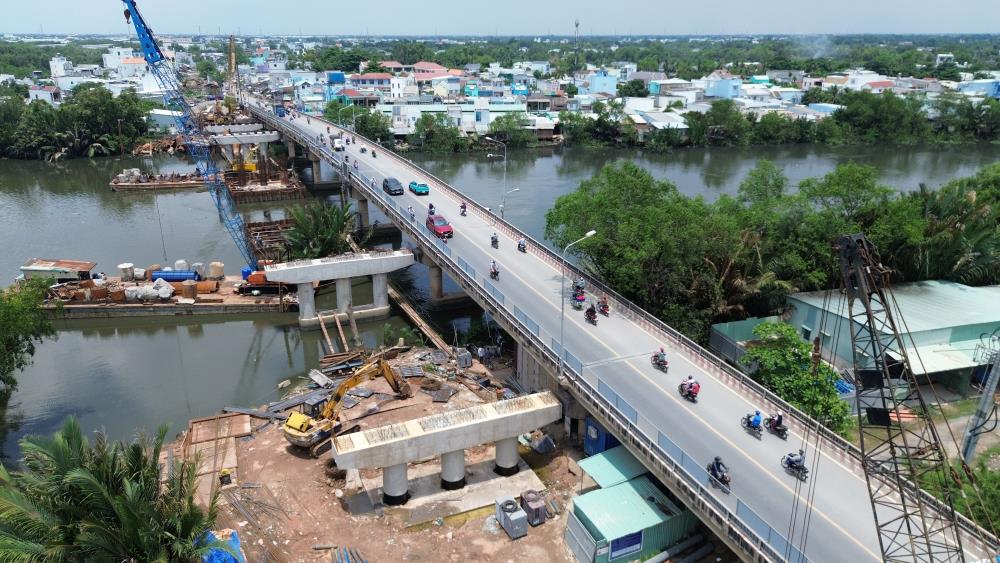 Tại khu vực đoạn mở rộng Quốc lộ 50 hiện hữu (phạm vi cầu Ông Thìn) nhiều hộ dân đã bàn giao mặt bằng để chủ đầu tư đẩy nhanh tiến độ thi công. Ảnh: Anh Tú