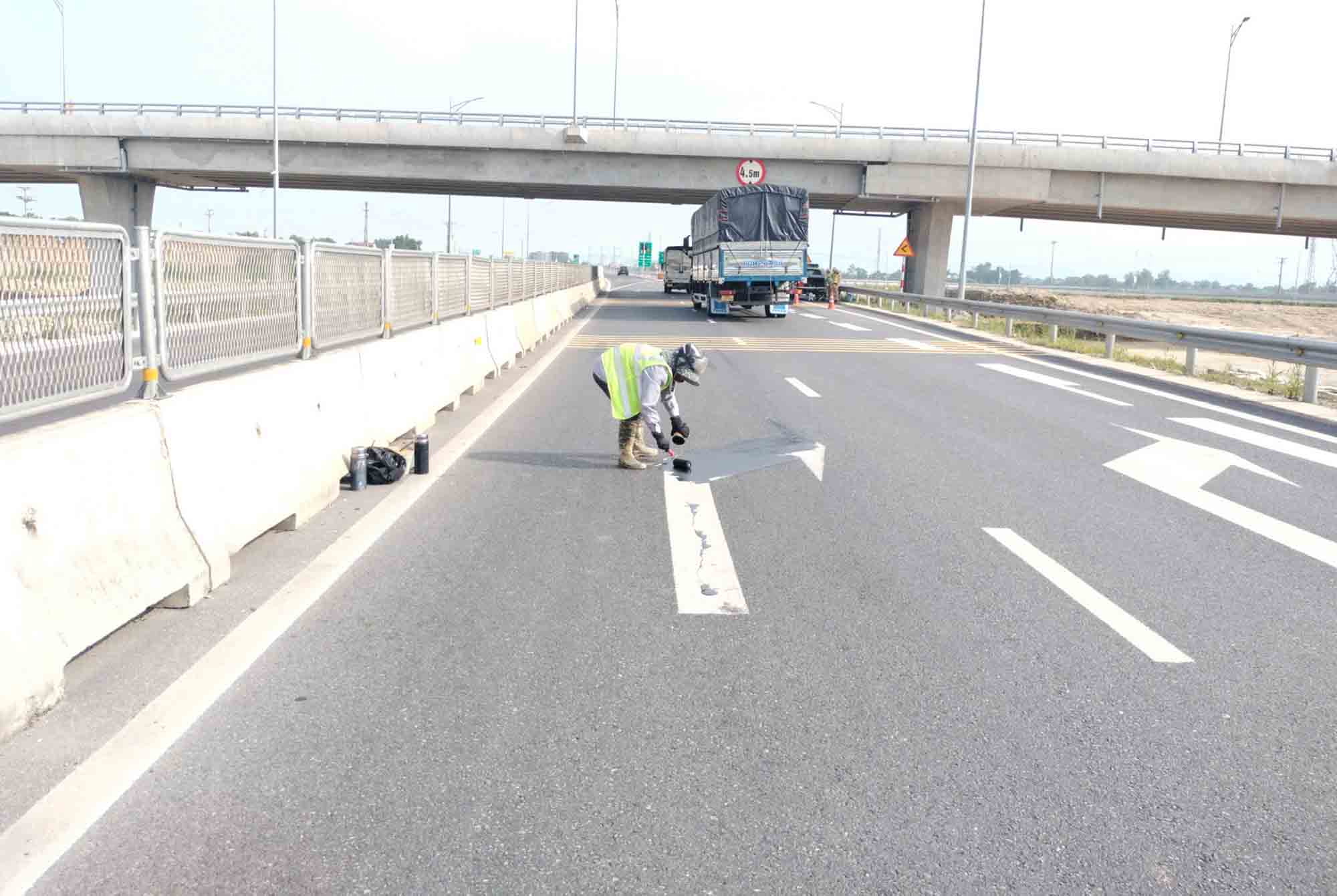 The road markings on the expressway in Thanh Binh Thinh commune have been repaired incorrectly. Photo: Truong Tuan.