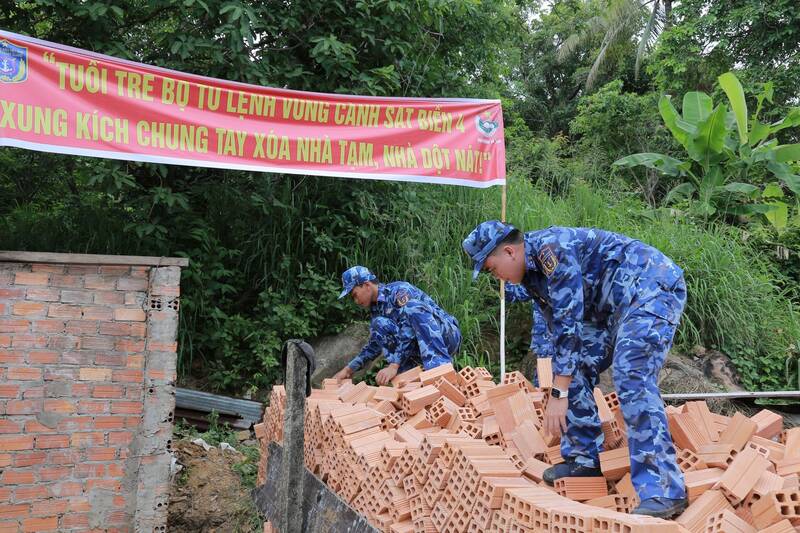 The Coast Guard Region 4 Command joined hands to eliminate temporary and dilapidated houses. Photo: Coast Guard Region 4 Command