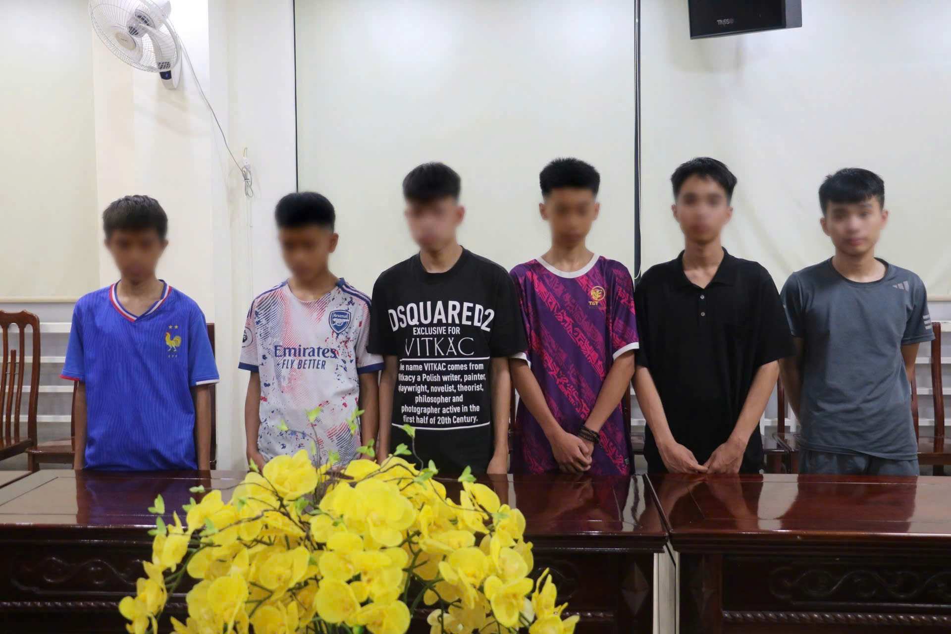 Nhóm 6 đối tượng trộm cắp tài sản bị Phòng Cảnh sát hình sự Công an Nghệ An triệu tập bắt giữ. Ảnh: Ngọc Anh