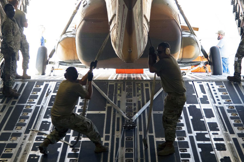 Soldados estadounidenses en proceso de preparacion para la entrega de aviones de transporte Mi-17 a Ucrania. Imagen de la agencia Xinhua
