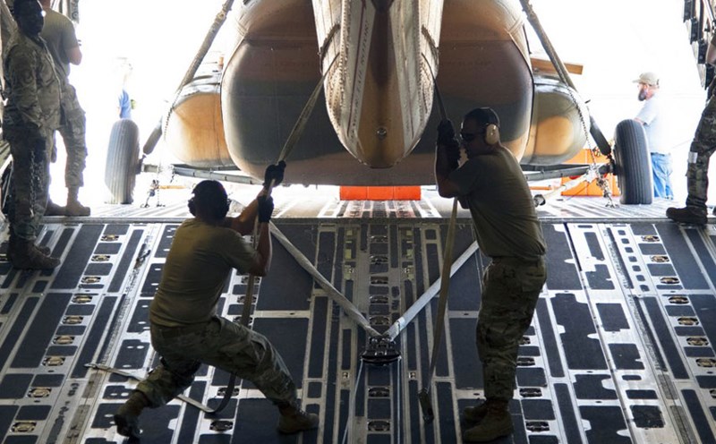 US soldiers during preparations for the delivery of Mi-17 transport aircraft to Ukraine. Photo: Xinhua