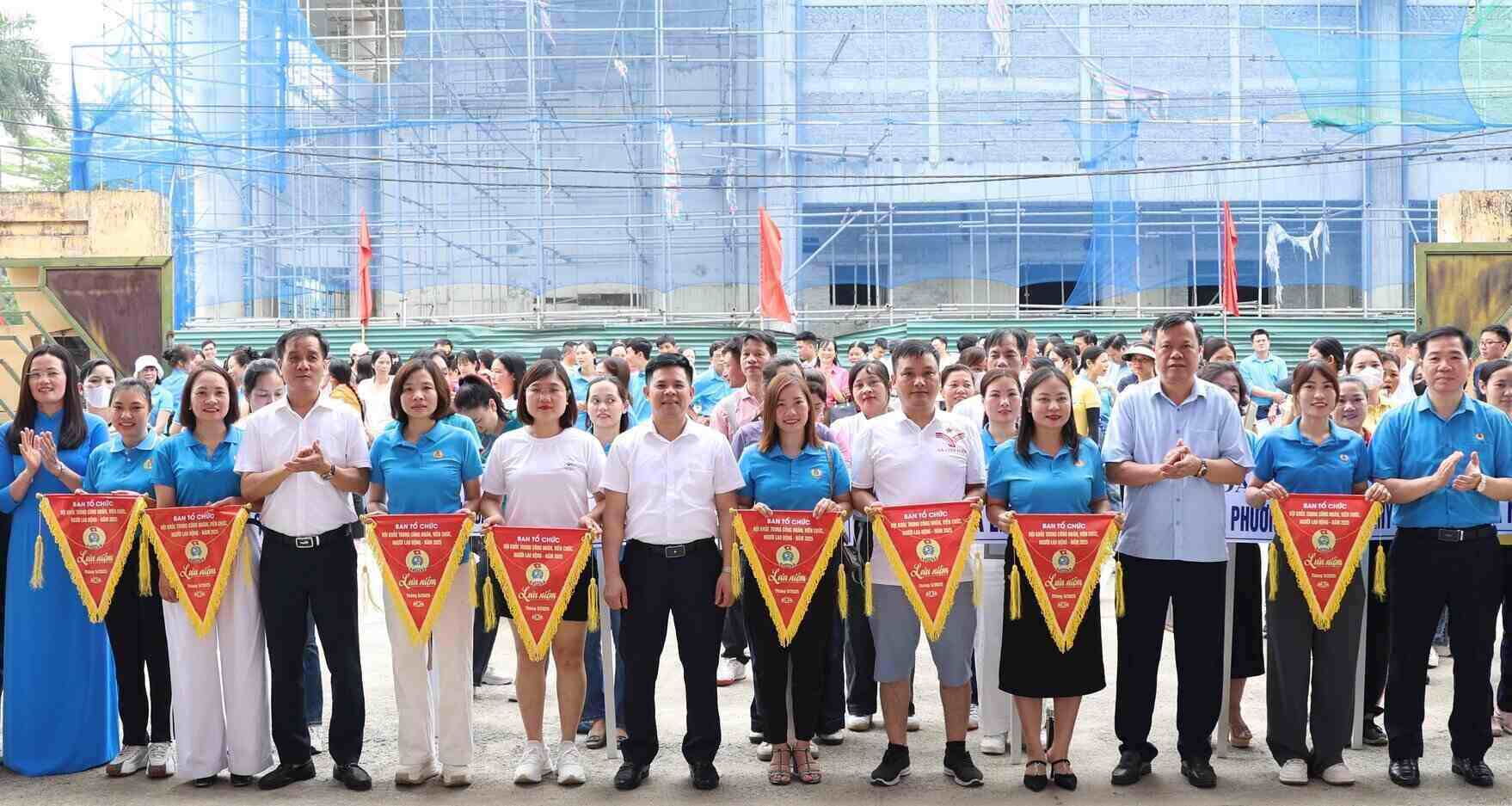 The Workers' and Civil Servants' Health Association is organized by the Phuc Tho District Labor Federation on the occasion of Workers' Month 2025. Photo: Minh Quan