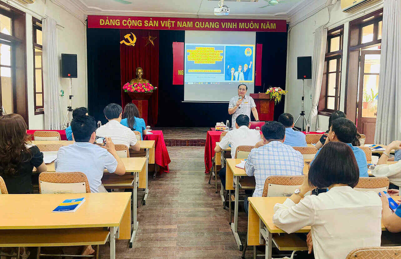The reporter conveyed and discussed the organizational model, apparatus and functions and tasks of the Trade Union in the period of merging and streamlining the organizational apparatus to the Hanoi Trade Union staff. Photo: Ngoc Anh