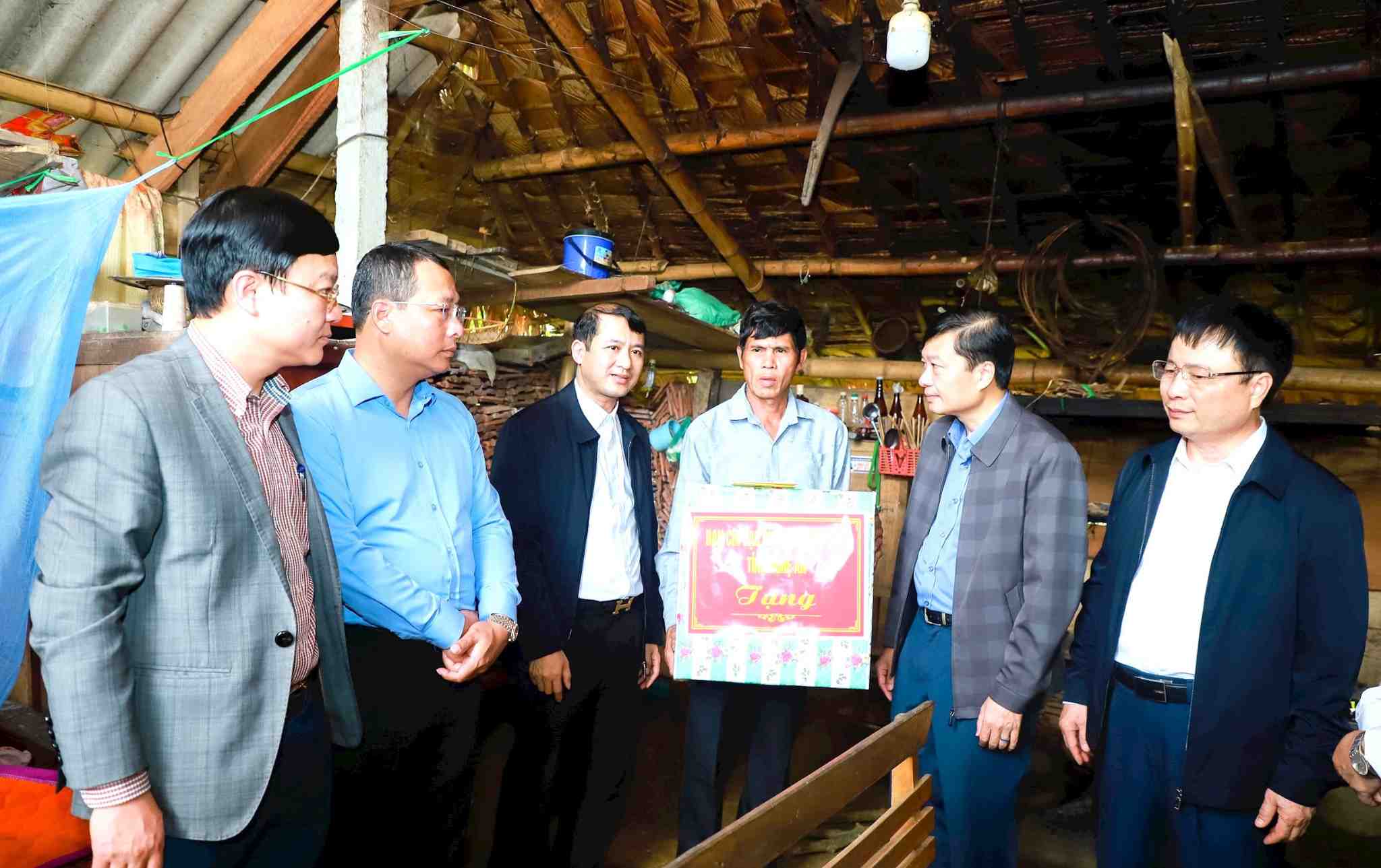 El presidente de la Junta de la Provincia de Nghe An Le Hong Vinh examino el progreso de la limpieza de casas temporales, casas destruidas y regalos para los pobres del distrito de Con Cuong. Imagen: Ciudad del Fuego