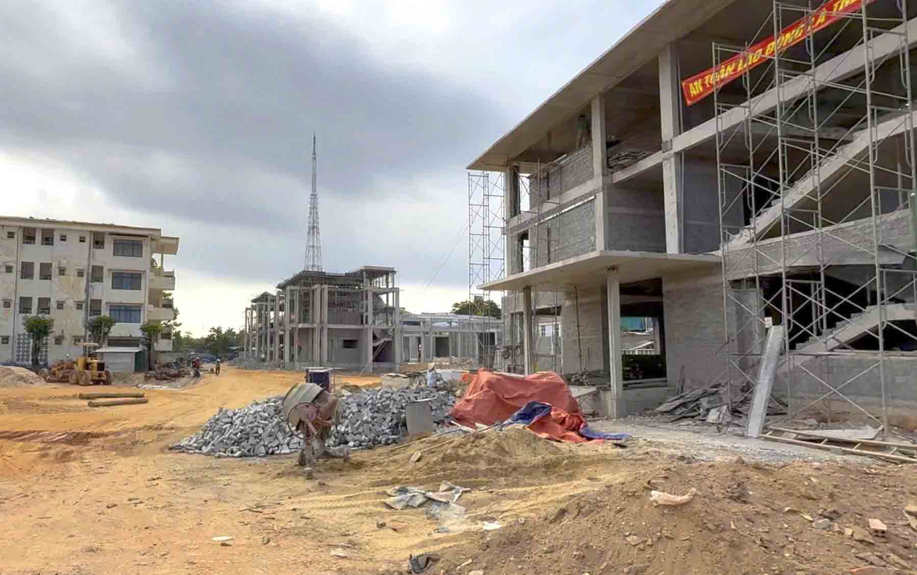 El dormitorio de la Escuela Politica Quang Ngai fue reparada como una casa publica para los funcionarios de Kon Tum despues de consolidar las dos provincias. Foto: Vien Nguyen.