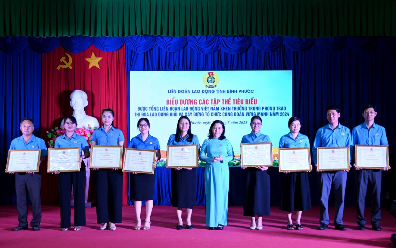 Ba Nguyen Thi Huong Giang - Chu tich LDLD tinh Binh Phuoc bieu duong