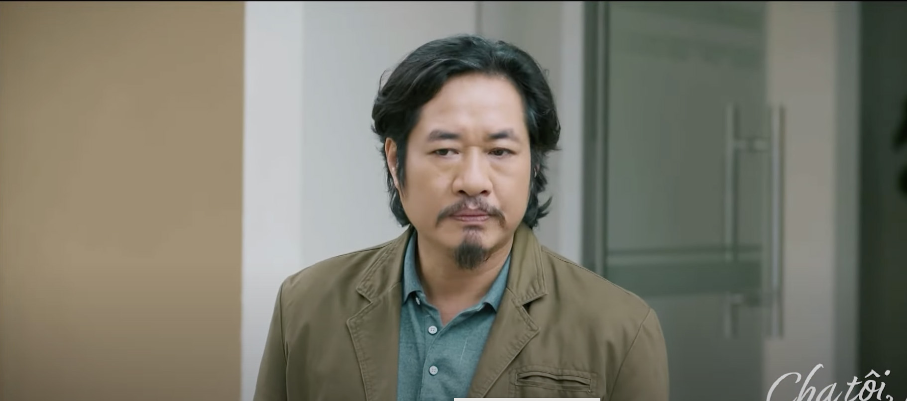 Ong Chinh ghen khi Tue Minh di cung nguoi yeu cu. Anh: Nha san xuat. 