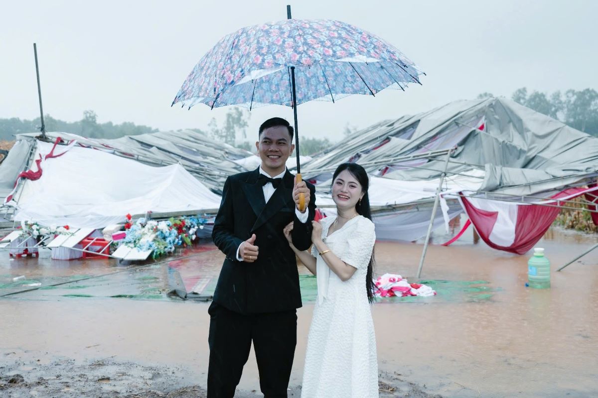 The bride and groom still keep smiling, considering the wedding tent collapse as a memorable memory. Photo: Nhu Hieu