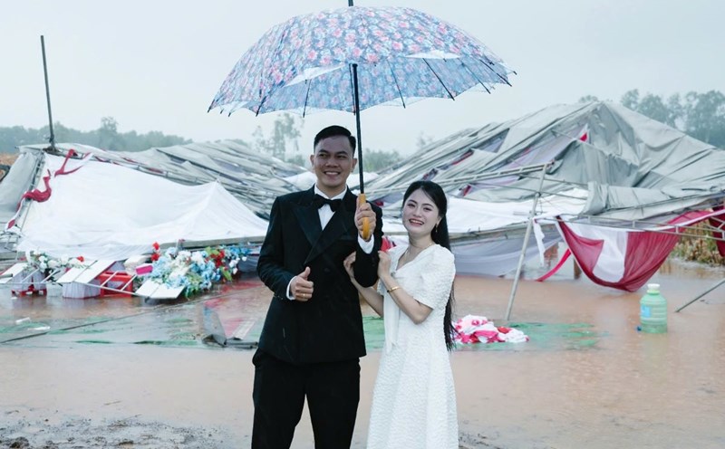 The bride and groom still keep smiling, considering the wedding tent collapse as a memorable memory. Photo: Nhu Hieu