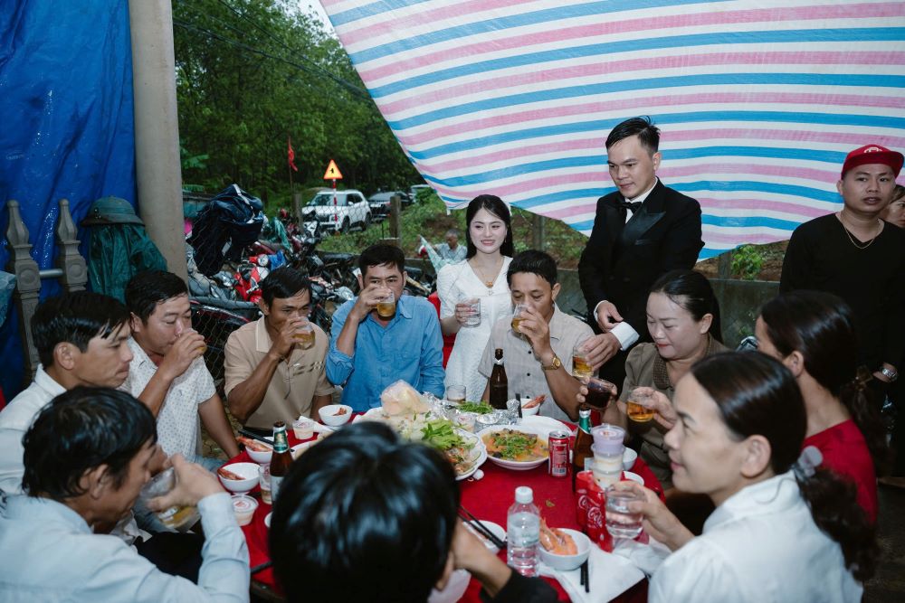 Tiec cuoi dien ra, khach moi den du tiec dong de chuc mung cho doi ban tre. Anh: Nhu Hieu