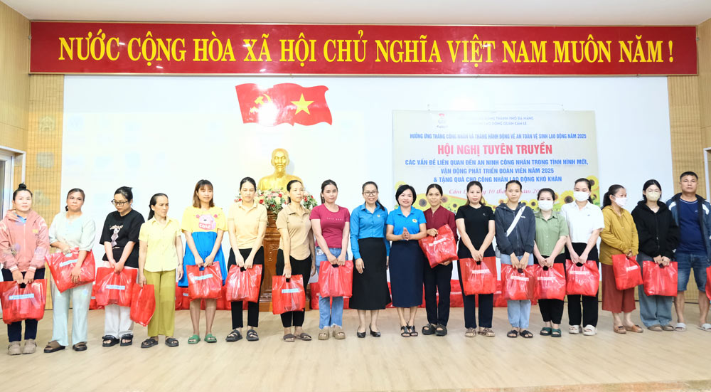 El distrito de Chenli, Da Nang, entrego regalos a los trabajadores con condiciones dificiles que se alojan temporalmente en las casas de huespedes de los trabajadores autonomos en el distrito de Hoa Tho Tay. Imagen de la ciudad de Taize