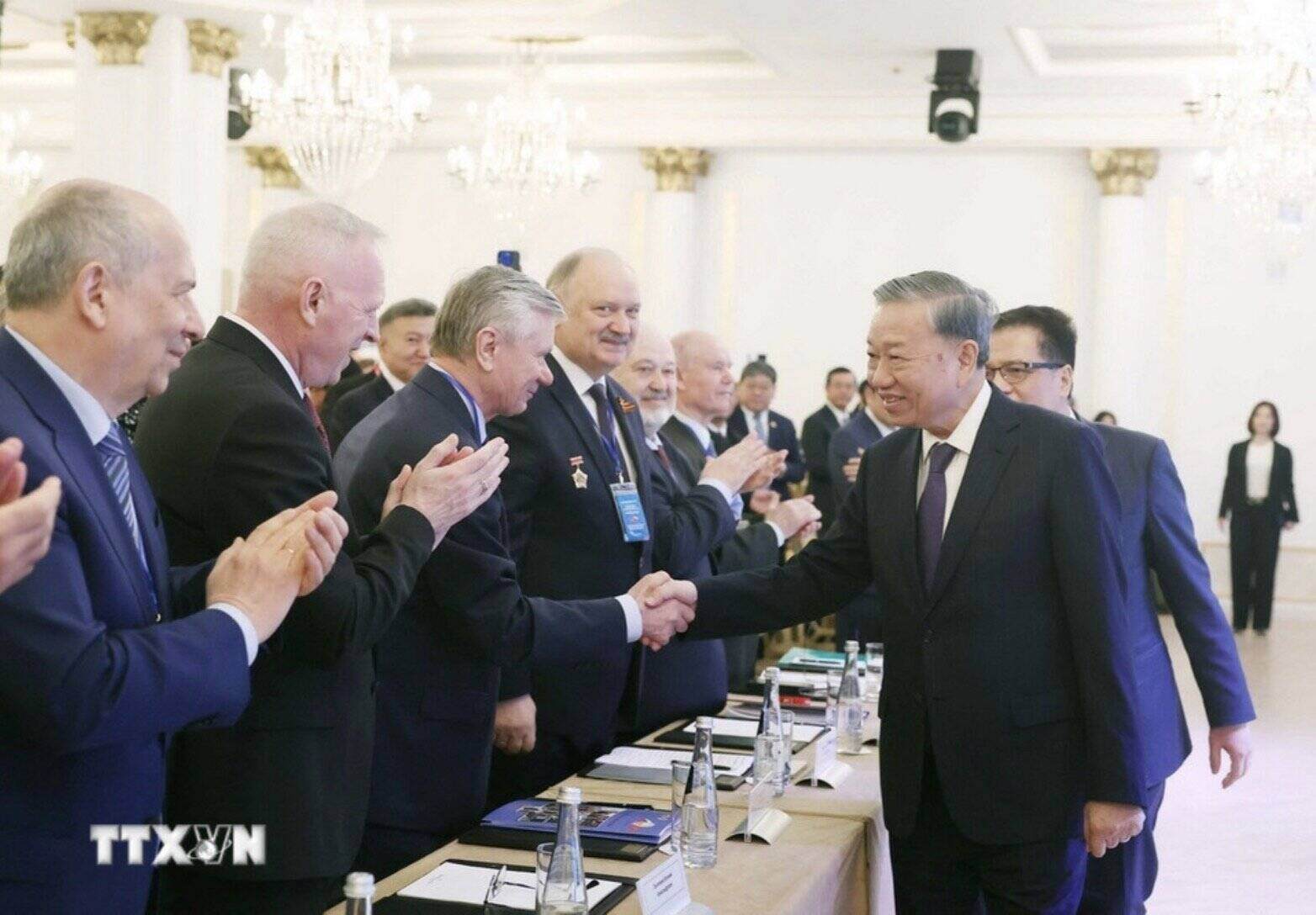 General Secretary To Lam met to express gratitude to the people, intellectuals, and experts from the Soviet and Russian regions who have helped Vietnam. Photo: VNA
