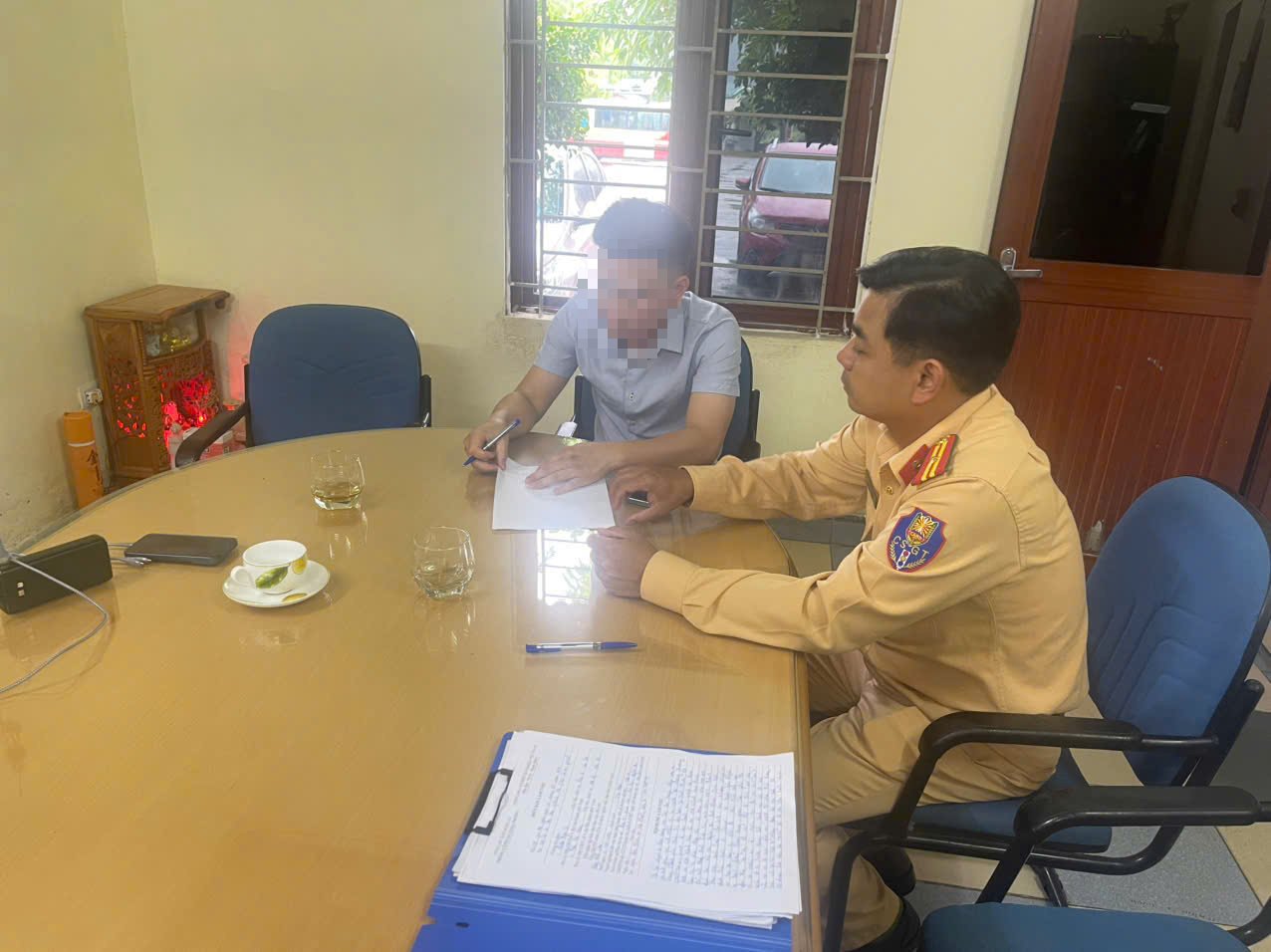 La CSGT de Nghe An trabaja con el representante de autobuses del noreste sobre la violacion de los conductores. Imagen: El diamante ingles