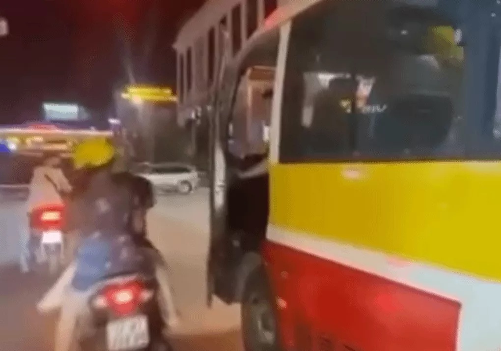 Hình ảnh tài xế xe buýt hãng Đông Bắc mở cửa va chạm vào người đi đường. Ảnh cắt từ clip