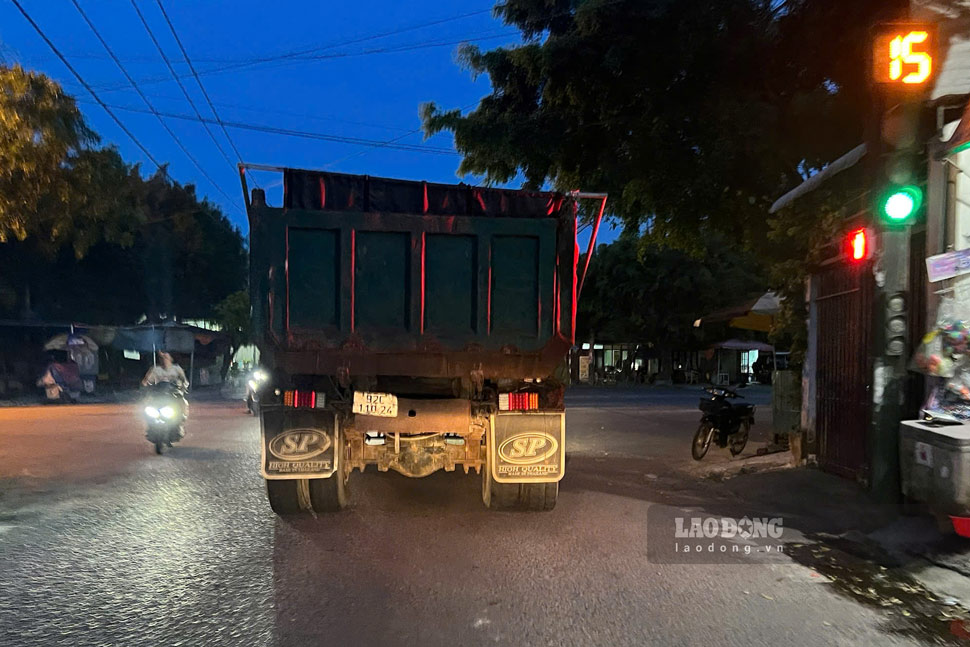 Chiec xe ben mang BKS 92C-110.24 tren duong cho da dua ve nha may. Anh: Hoai Phuong
