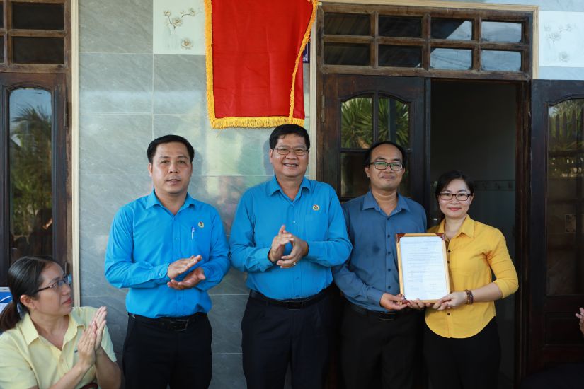 The Chairman of the Binh Thuan Provincial Federation of Labor (2nd from left) presented the decision to support the Trade Union Shelter to union member Tran Dinh Khoa. Photo: Duy Tuan