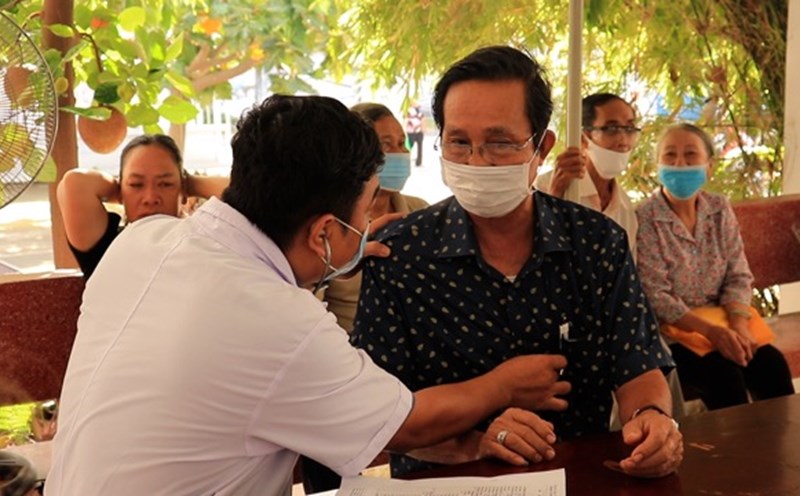 Signs of worsening the disease in older adults are mental decline and uncontrolled conversation. Photo: NGUYEN LY