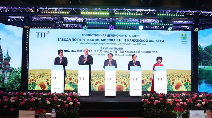 Cac lanh dao cap cao cua Viet Nam va Lien bang Nga cung dai dien Tap doan TH thuc hien nghi thuc nhan nut khanh thanh Nha may (tai Moscow).